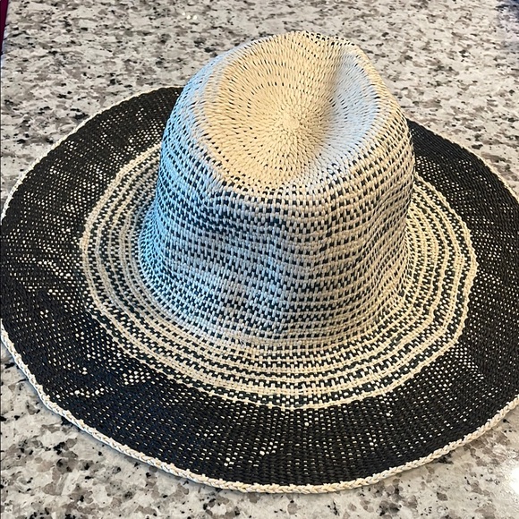 Free People Accessories - Free People Essential beach hat Black Cream Woven 100% paper hat pool style NWT